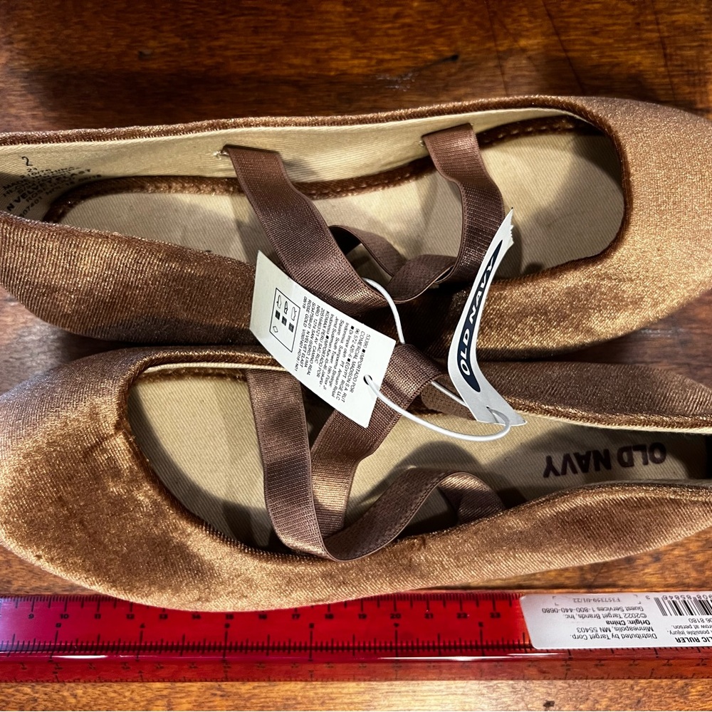 NWT never worn girls ballet-style flat with rubber sole, size 2.